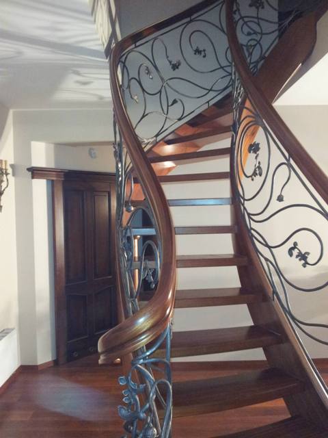 piękne artystyczne schody drewno metal kute kowalstwo warszawa